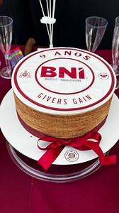 O BNI (Business Network International) funciona como uma rede de empresários e profissionais que se reúnem regularmente para gerar oportunidades de negócios uns para os outros, por meio de indicações e parcerias estratégicas. Como funciona na prática? 1. Reuniões semanais – Cada grupo (chamado de capítulo) se reúne uma vez por semana para networking, apresentações e troca de referências. 2. Exclusividade por segmento – Em cada capítulo, apenas um profissional de cada área de atuação pode partici