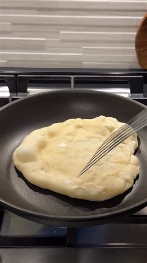 Ecco la ricetta per preparare il pane pita in casa in modo semplice e veloce. Lascio il link nelle storie e trovi la Ricetta Pita in padella sul mio blog Benessere e gusto 250 g Farina 00 150 ml Acqua 6 g Lievito di birra fresco 1 cucchiaino Sale 1 cucchiaio Olio extravergine d’oliva 1 cucchiaino Zucchero | Benessere e Gusto blog - Ricette facili