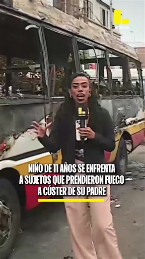 Un menor de tan solo 11 años encaró a los extorsionadores que incendiaron la cúster de su padre, un transportista de la empresa HR Express. El ataque extorsivo ocurrió luego de que la víctima bloqueara el número de los delincuentes, que le exigían un pago de S/20 diarios. #LatinaNoticias #Perú #NoticiasPerú