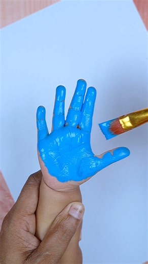 Tiny hands today… but memories forever 💕Cute and simple handprint art 👋🎨