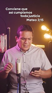 ¿Por qué los católicos bautizamos a los niños desde pequeñitos? porque el bautismo es la puerta de entrada a la vida cristiana. Es un sacramento que nos purifica del pecado original y nos convierte en hijos de Dios y miembros de la Iglesia. ¿Por qué postergar esta gracia divina, pudiéndola recibir cuando antes? En el Evangelio de este domingo, Juan bautiza a Jesús a pedido de él mismo, porque según sus propias palabras: “conviene que así cumplamos toda justicia” (Mt 3, 15) Si el deseo de Dios es
