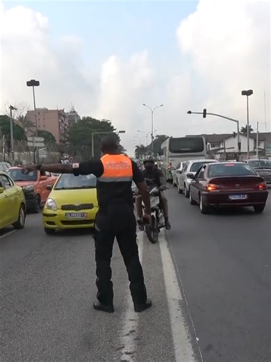 Sécurité routière. 1940 engins ont été interpellés pour diverses infractions au code de la route à Abidjan. C’est le bilan de l’opération de contrôle menée par le ministère des Transports et des Affaires maritimes, appuyés par la Police Nationale et la Gendarmerie Nationale. #securiteroutiere #transports #civ #police