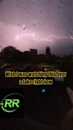 AMAZING LIGHTNING SHOW ⚡ WISH I WAS ON A LAKE TO WATCH IT.