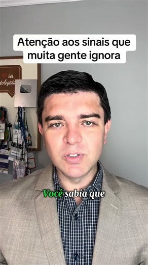 💜 Janeiro Roxo | Atenção aos sinais que muita gente ignora Você sabia que é possível ter hanseníase sem nenhuma mancha na pele? Esse é um dos principais motivos do atraso no diagnóstico. A hanseníase é primariamente uma doença dos nervos. Antes de qualquer alteração visível na pele, podem surgir sintomas como: ▪️ dormência ▪️ formigamento ▪️ sensação de choque ▪️ dor em fisgada ou queimação ▪️ perda de força nas mãos ou nos pés Quando esses sinais não são reconhecidos, o paciente pode passar an