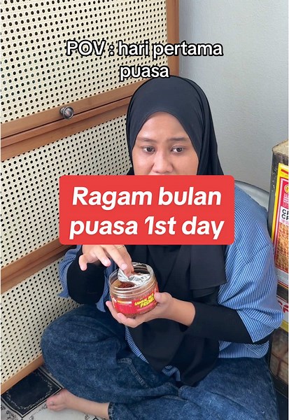 Mesti akan ada orang mcm ni kan? Betuk ke idok? Tpi yg tgh makan tu tgh sales weh ! Pat pat beli kat bag kuning #kontenlucu #hakakmaneh #ramadan #videoviral #sambalbakar #sambalbilisviral