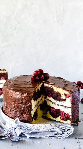 SIMPLY YUMMY on Instagram: "Die einzige Art, wie Donauwelle noch besser werden kann? Als Torte! 😍 🥣 Zutaten 2 Springformen á 20 cm BODEN 250 g weiche Butter 150 g Zucker 1 Päckchen Vanillezucker 5 Eier 6 EL Milch 250 g Mehl 1 Päckchen Backpulver 1 Prise Salz 35 g Kakao 1 Glas Schattenmorellen BUTTERCREME 1 Päckchen Puddingpulver 60 g Zucker 500 ml Milch 300 g weiche Butter GUSS 300 g Zartbitterschokolade 25 g Kokosfett 100 g Zartbitterschokolade 1. Backofen auf 160 °C 4 D Heißluft vorheizen. S