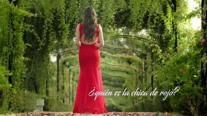 Una chica con vestido rojo llega a Telecinco