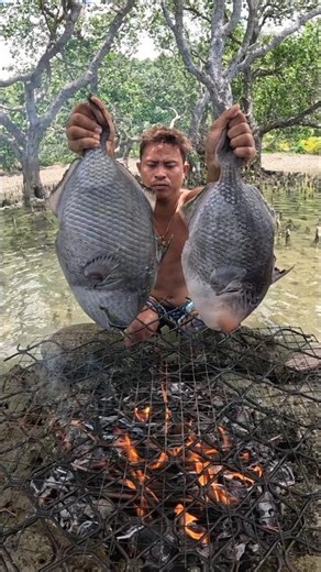 Grilling The Hard Skin Fish in the Sea Grilled Trigger Fish! 🔥
