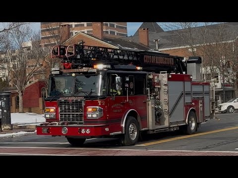 Middletown Fire Department Truck 2 responding with Wail and Airhorns