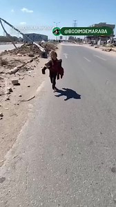 O fotojornalista Alaa Hamouda registrou, nesta semana, uma menina palestina carregando a irmã mais nova nas costas em uma movimentada estrada de Gaza. Ao conversar com a garota, identificada como Qamar Subuhe, o homem descobriu que Sumaya estava ferida após ter sido atropelada por um carro enquanto elas vendiam biscoitos para ajudar a família. Em vídeo nas redes sociais, Qamar afirma que está carregando a irmã para conseguir um atendimento médico. Comovido com a situação, Hamouda ajudou as menin
