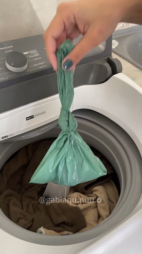 É só colocar uma sacola na sua maquina de lavar Com essa dica você vai conseguir lavar suas roupas sem pelos, apenas colocando uma sacola na maquina de lavar. #maquinadelavar #lavarroupas #dicasdecasa #dicaslimpeza #dicas | Gabi Aquino