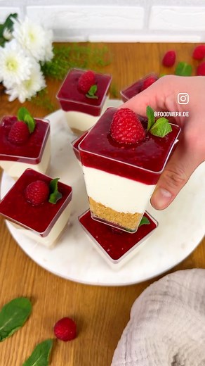 Himbeer Cheesecake 📌 Zum Rezept: https://www.foodwerk-blog.de/himbeer-cheesecake-im-glas/ | foodwerk.de