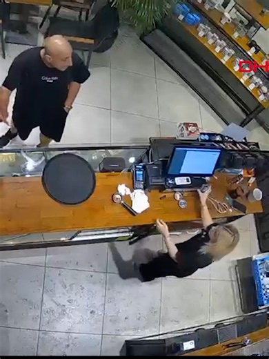 📌İstanbul Avcılar'da bir kafeye müşteri olarak gelen şahıslar, iş yerini savaş alanına çevirdi