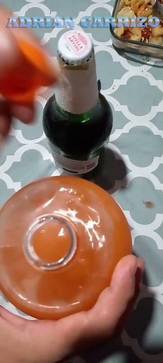 Como destapar una cerveza con una tapa de gaseosa o refresco.