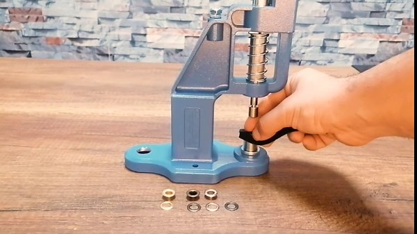 Hand Press Eyelet Grommet Machine Hole Punch Tool Kit with 3 Dies, 3 Punchers (5.5mm,7.5mm,9mm) and 900 Pcs Heavy Duty Silver Grommets (Size 1/5", 3/10'', 3/8'')