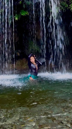 川越にこ“kawagoe niko” on Instagram: "人生で一番、身体を張った。 すべては、今まで以上に“本物”を表現し、刻み残すために——。 寒さで感覚すら失いながらも、魂で乗り切った‼︎ 3rd写真集の一冊と写真展の為に、覚悟のすべてを込めました。 想いよ届け♡ #川越にこ #kawagoeniko #富士山 #滝 #陣馬の滝 #3rd写真集 #写真展 #来年の夏"