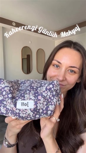 Simge Serbest on Instagram: "Kahverengi makyajın videosu istenmişti 🫶🏻 Aynı makyajı, farklı ürünlerle yaptımm 🌸 Makyaj çantası @jolistore.tr 🫶🏻 Kaş kalemi Lykd Mikro Asansörlü - Chocolate Brown Kaş sabitleyici Maybelline Superlock Far Bazı Beaulis Shield It Pudra Huda Beauty Cherry Blossom Cake# Mia Klinika Tiger Grass Cıca Color Correcting Spf50 Kapatıcı Fenty We're Even 185C Bronzer Natasha Denona Bronz&Glow Allık Peripera 04 - Clinique Black Honey Pop Charlotte Tılbury Setting Sprey Duda