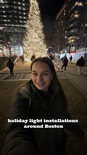The Boston Calendar on Instagram: "Merry Christmas Eve Eve from the Seaport ❤️🎄 If you’re sticking around the city for the holidays, one of the best (and also completely FREE) things to do in Boston is a self-guided stroll to see all the lights ✨ In our latest Ren in Boston, @accordingtorenn shares where to find the best displays 🎊 Link in bio to the complete list 🔗"