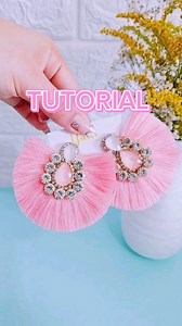 Tutorial Aretes Tassel 🌸💕 ✨ Lista de Materiales ✨ ☑️ 2 Cristales Lágrimas 10x14mm ☑️ 2 Cristales Lágrimas 13x18mm ☑️ 18 Cristales circulo 8mm ☑️ Strass 3mm ☑️ Pelón textil ( para la base) ☑️ Semi piel (para cubrir) ☑️ Topitos de acero quirúrgico preferiblemente ☑️ Pegamento UHU ☑️ 8 borlas de 4 cm . . . #aretes #zarcillos #brincos #pendientes #earrings #aros #aretesdemoda #tasselearrings #soutache #soutacheearrings #maxiaretes #brincosartesanais #handmadeearrings #tutorial #nausnice #aretesart