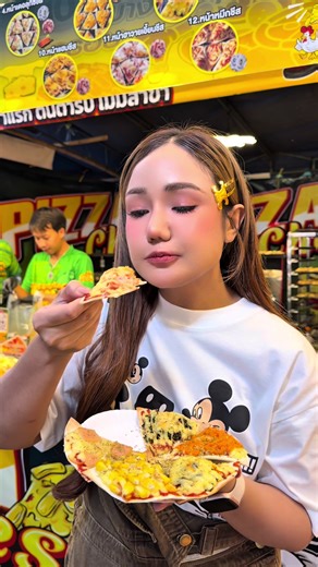 ตะลุยกินร้านเด็ดในงาน 📍 #สมโภช1005ปีศาลหลักเมืองจังหวัดเพชรบูรณ์ ธัญญาภัทร์พิซซ่าชีส ร้านสีเขียว เจ้าดังใน TikTok กลับมาสืบความอร่อยให้ชาวเพชรบูรณ์อีกแล้วค่ะ ชิ้นละ10.- ให้เยอะหน้าล้นๆ ทำสดใหม่ชิ้นต่อชิ้นตลอดทั้งวัน มีให้เลือกถึง 10 หน้า แต่ละหน้าก็คือน่ากินทั้งนั้น พิกัดร้าน 📍 ถ้าเดินมาจากทางศาลหลักเมืองจะอยู่ตรงทางแยกพอดีเลยค่ะหาง่ายมาก #รีวิวเพชรบูรณ์