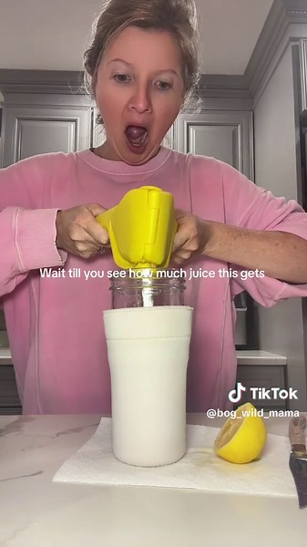 This lemon juicer is a game changer 🍋 #lemonjuicer #lemonjuicebenefits #kitchengadgets #giftguide #lemonfluicer