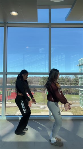 @coree🧘🏽‍♀️ #foryoupageofficiall #dancetoks chill on my hair the humidity messed it up ..
