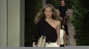 876K views · 8.1K reactions | It's happening! The first ever fashion show in Massimo Dutti featuring the SS17 collection. Guess who's in the front row! | Massimo Dutti | Facebook