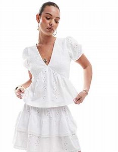 ASOS DESIGN - Broderie blouse met V-hals en smokdetail in wit | ASOS