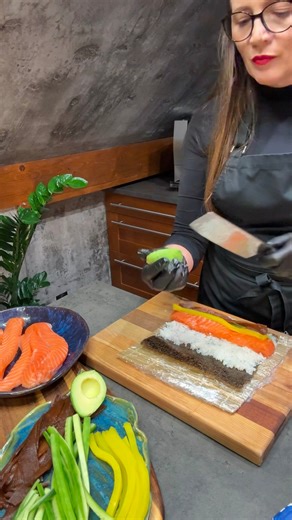 #sushi domowe :) Jest pyszne ale ja mam smaka na dopracowanie wykonania na jakimś fajnym szkoleniu, moje pierwsze sushi wykonałam w domu jakieś 20 lat temu😉 jak było skręcone? nie pamiętam, ale zawsze zjedzone ze smakiem. Teraz chciałabym robić to prerfekcyjnie🤩 bo sushi zaraz po pierogach jest u mnie na 1 miejscu. Pierogi, placki ziemniaczane, rolada, rosół i sushi to nr1 😀 #sushilover #agamoc | Agamoc Agnieszka Moczulska