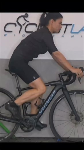 Si puedes escoger, es mejor sentarse en anteversión de la pelvis. La pelvis en sentido horario. La pelvis en retrovesión (sentido anti horario) frena la fluidez del gesto y la eficacia del torque. En la fase d efuerza, el eje de la cadera y el fémur moviendose cuando el pedal baja y el eje del pedalier, siempre van a rotar en sentido horario. Si la pelvis está colocada un sentido de rotación opuesto se frena el movimiento. Es como si apretaras el freno del coche un poco, mientras aceleras. Pruéb