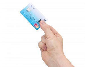 MasterCard’s Apple Pay alternative: A card with NFC and a fingerprint sensor