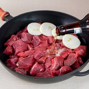 J'ai suivi les conseils du boucher, j'ai fait du bœuf à la bière. Super recette ! Ingrédients: boeuf - 1kg oignon - 400 g beurre - 100 g bière - 300 ml Cuire à feu moyen 45 min ail - 5 gousses sel - 7 g poivre noir - 7 g coriandre moulue - 5 g Cuire à feu moyen 5 min champignons - 350 g Cuire à feu moyen 15 min persil - 10g tagliatelles bouillies - 80 g | Cookrate - France