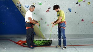 CLICK UP CLICK UP è un innovativo assicuratore a frenata manuale, evoluzione del consolidato modello CLICK UP, sul mercato da ben sette anni. Progettato specificatamente per l’arrampicata indoor e in falesia, è utilizzabile con tutte le corde singole dinamiche da Ø 8,5 a 11 mm. Compatto e leggero, consente di assicurare un arrampicatore da primo e in top-rope manovrando la corda con entrambe le mani. Le seguenti caratteristiche rendono il nuovo CLICK UP davvero : • più efficace nel dare corda, c