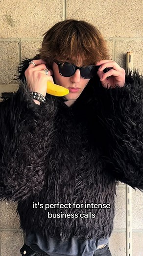 AW20 Balenciaga ‘Faux Fur’ Cropped High Neck Bomber Jacket 🦍🍌 Debuting in the Autumn of 2020, this insane Balenciaga jacket is perfect for any gorilla enthusiasts. Fit with a black fur exterior and massive high neck collar, it’s valued at $2000 or roughly 3,174.6 lbs of bananas. #banana #balenciaga #balenciagas #monkey #gorilla #archive #archivefashion #fashion #style #denma