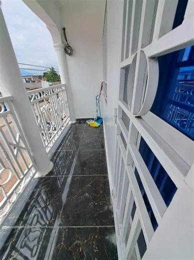 🇨🇬BRAZZAVILLE / BACONGO Secteur : 5 chemins Appartement nouvellement construit disponible au premier étage ! Description : - 2 chambres - cuisine - salon lumineux - salle de bain - suppresseur, bâche à eau - installation clim Loyer : 150.000 Caution : 2 mois Visite payante Frais d'agence 06 4048046