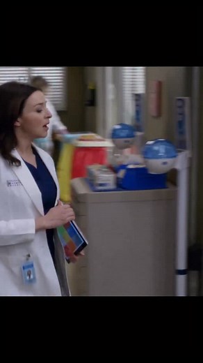 Grey’s Anatomy (2005– ) 📌 Kategori: Dram, Tıp, Romantik ⭐ IMDb: 7.6/10 👨‍🔬 Konu: Genç cerrah Meredith Grey ve Seattle’daki hastane ekibinin hem ameliyathanelerdeki zorlu vakalarla hem de kendi karmaşık özel hayatlarıyla verdikleri mücadeleyi anlatır. Yoğun duygusal çatışmalar, kayıplar ve başarılarla ilerleyen hikâye; tıp dünyasının stresini karakterlerin kişisel dönüşümleriyle ustalıkla harmanlar. “Grey’s Anatomy” yıllardır süre gelen başarısını, güçlü karakter gelişimleri ve unutulmaz drama