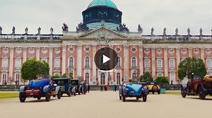 Not the same procedure as every year! Die neue Serie "Miss Sophie" von Prime Video & Amazon MGM Studios behandelt die Vorgeschichte zum legendären Sketch “Dinner for One”. Hier sehen wir endlich… | BDA Creative GmbH