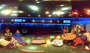 Vi har testet ny videoteknologi på KARSTEN OG PETRA: Se Karsten og Petra synge og kle seg ut i en 360-graders video! Trykk og dra på bildet for å navigere deg rundt i rommet! NB: Bør sees på mobil eller nettbrett – da kan du også vende og bevege på skjermen for å se videoen fra ulike vinkler! | Nationaltheatret