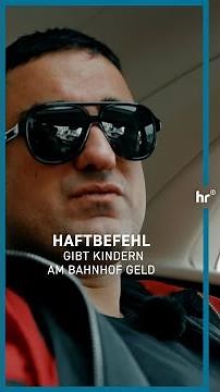 Haftbefehl gibt Kindern am Bahnhof Geld | Doku