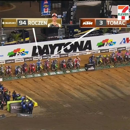 It’s Hunter and Kenny who lead early here in the 450 Main Event 💪 Monster Energy 450 Main Event LIVE fueled by 7-Eleven #SupercrossLIVE #SMX | Supercross