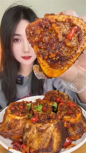 Only Mukbangs on Instagram: "Beef Bone Marrow. Full RECIPE Below👇🏻 Ingredients: Beef bone marrow, salt, black pepper, garlic, chili flakes (optional), scallions, cooking oil. Process: 1. Soak the beef marrow bones in cold water for 1–2 hours to remove blood, then rinse clean. 2. Preheat the oven to 200°C (400°F). 3. Place the bones cut-side up on a baking tray. 4. Sprinkle salt, black pepper, minced garlic, and chili flakes on top. 5. Drizzle lightly with cooking oil. 6. Roast for 15–20 minute