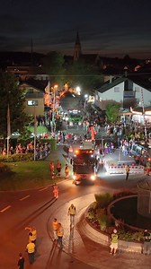 U17 - Bahnquerung in Bad Rappenau - 18. Juli 2024 Kurz nach Mitternacht starten wir mit einer aufregenden Aktion: Langsam und vorsichtig überquerten wir mit unserem U-Boot den Bahnübergang in Bad Rappenau. Hierfür wurden zuvor die Oberleitungen angehoben. Vor den Augen hunderter Schaulustiger bewegte sich der 30-achsige Tieflader mit beeindruckender Leichtigkeit und Souveränität vorwärts. Kaum aus dem Kreisverkehr heraus, manövrierte unser Team U17 in die Wimpfener Straße und zog den Metallkolos