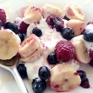 Healthy snacking: nonfat Greek yogurt with fruits and honey (Yum!) ** By www.cleaneatingrecipesblog.com ** #cleaneating #healthyeating #healthysnacks | Eat Clean Get Lean | Facebook