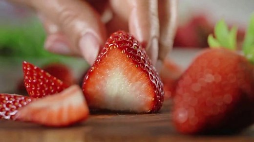 Wendy's Summer Strawberry Chicken Salad TV Spot, 'Yes to Fresh'