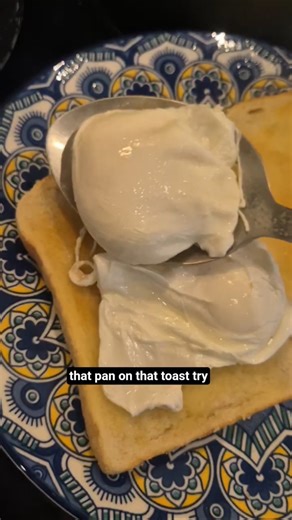 How to poach eggs 🥚 #eggs #poachedegg #cooking #food #howtocook