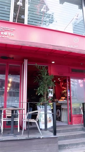 真っ赤な外観が目印、 渋谷「道玄坂カフェ」でモーニングがスタート！ メニューは3種類から。 スープ orドリンク付き ¥1,000 ▪︎エビとアボカドのオープンサンド ▪︎エッグソーセージ&ベーコン ▪︎目玉焼きドリア ※日〜木 8:00〜11:30限定 #道玄坂カフェ #dogenzakacafe #smokingcafe #cafemorning #shibuyacafebar With its bright red exterior as a landmark, the morning menu is now available at