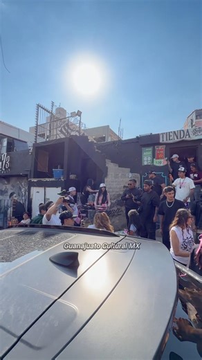 Santa Fe Klan haciendo feliz a muchos niños de su barrio… #santafeklan