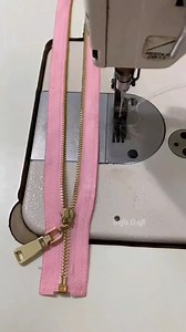 560K views · 4.4K reactions | Zipper pouch sewing tips to make it easier and faster... . #reelsvideo #machinery #fypシ゚viralシ #sewing #tricks #viralvideoシ #sewingtips #reelsfypシ #love #sewinglove #facebookreels | Happy Sewing | Facebook