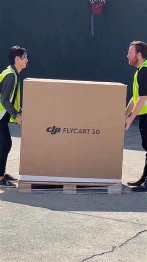 DRONELAND Brasil | Loja de Drones on Instagram: "Unboxing do DJI FlyCart 30 – o drone de carga que está revolucionando a logística aérea! 🚀📦 O novo DJI FlyCart 30 chega com potência e inovação, oferecendo capacidade de carga de até 30 kg, longo alcance e resistência para enfrentar condições extremas. Projetado para entregas, transporte de suprimentos e missões logísticas, ele redefine o uso de drones em operações comerciais. Apesar de ainda não estar disponível no Brasil, já estamos de olho ne