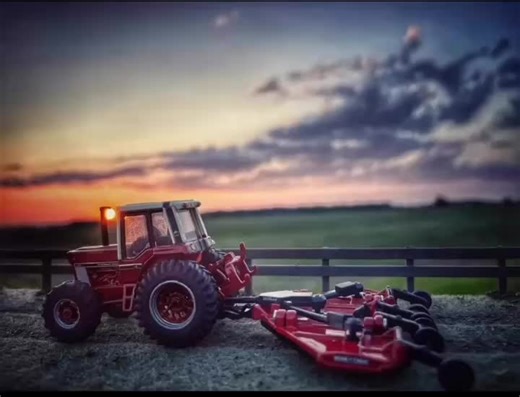 #164farmdisplay #164farmtoy #164farm #toytractortimes #vwtoyfarmer #ihtractor #sunset #customfarmtoys